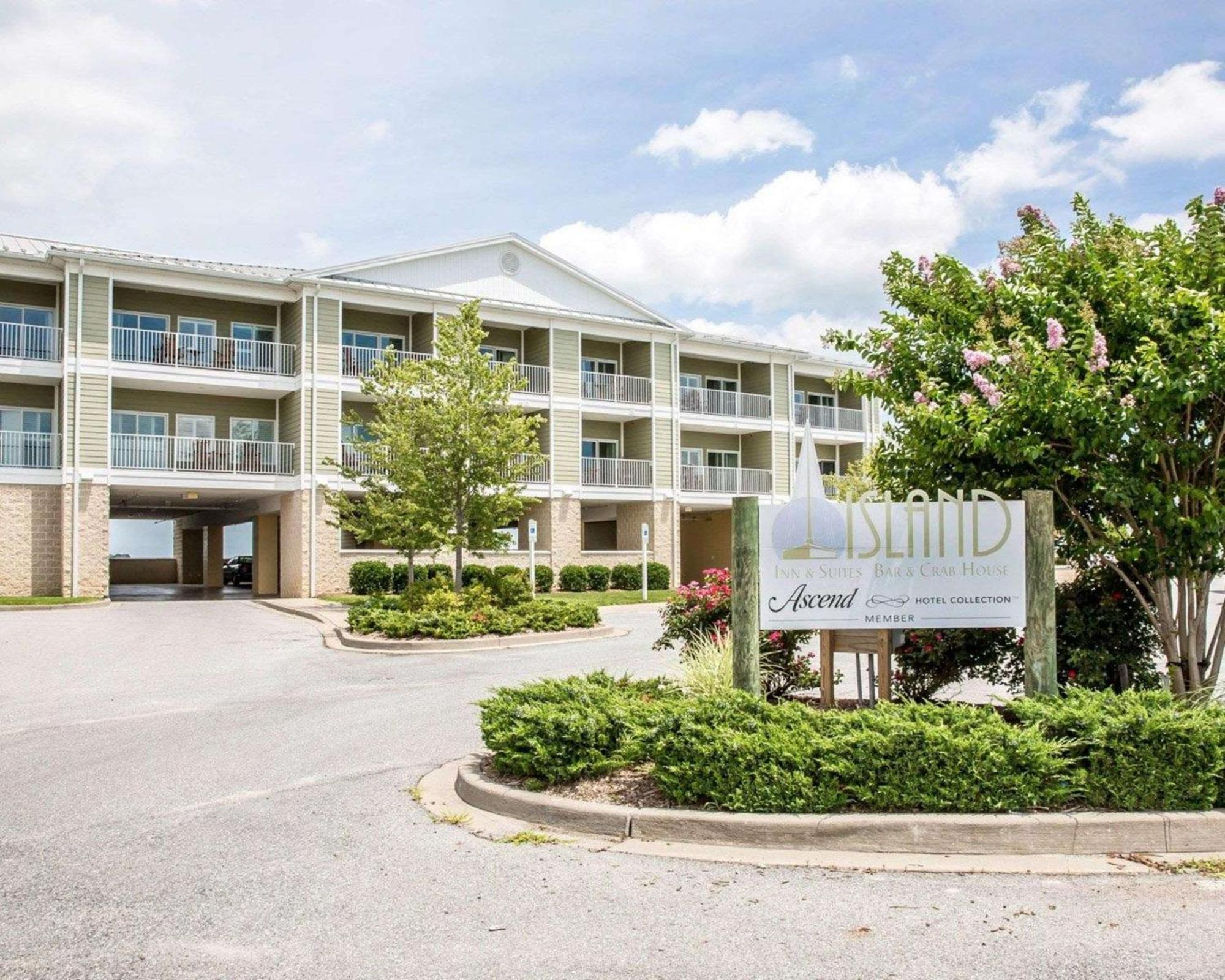 Island Inn & Suites, Ascend Hotel Collection Piney Point Exterior photo