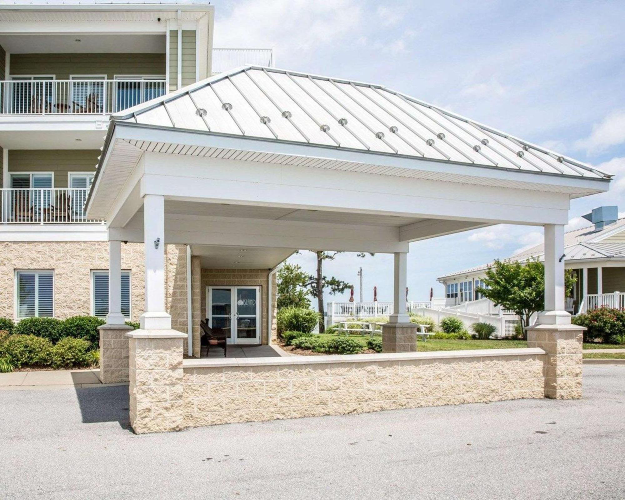 Island Inn & Suites, Ascend Hotel Collection Piney Point Exterior photo