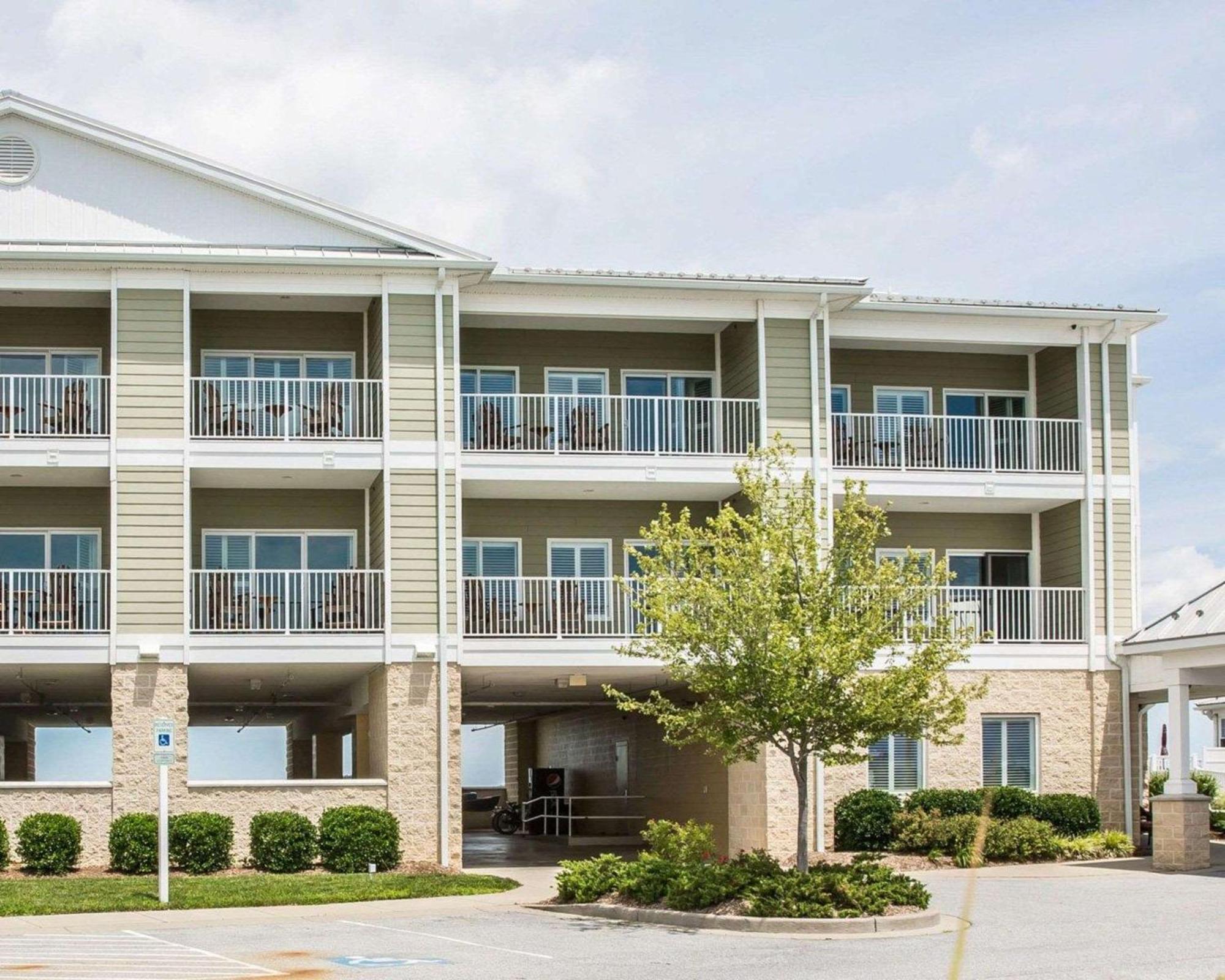 Island Inn & Suites, Ascend Hotel Collection Piney Point Exterior photo