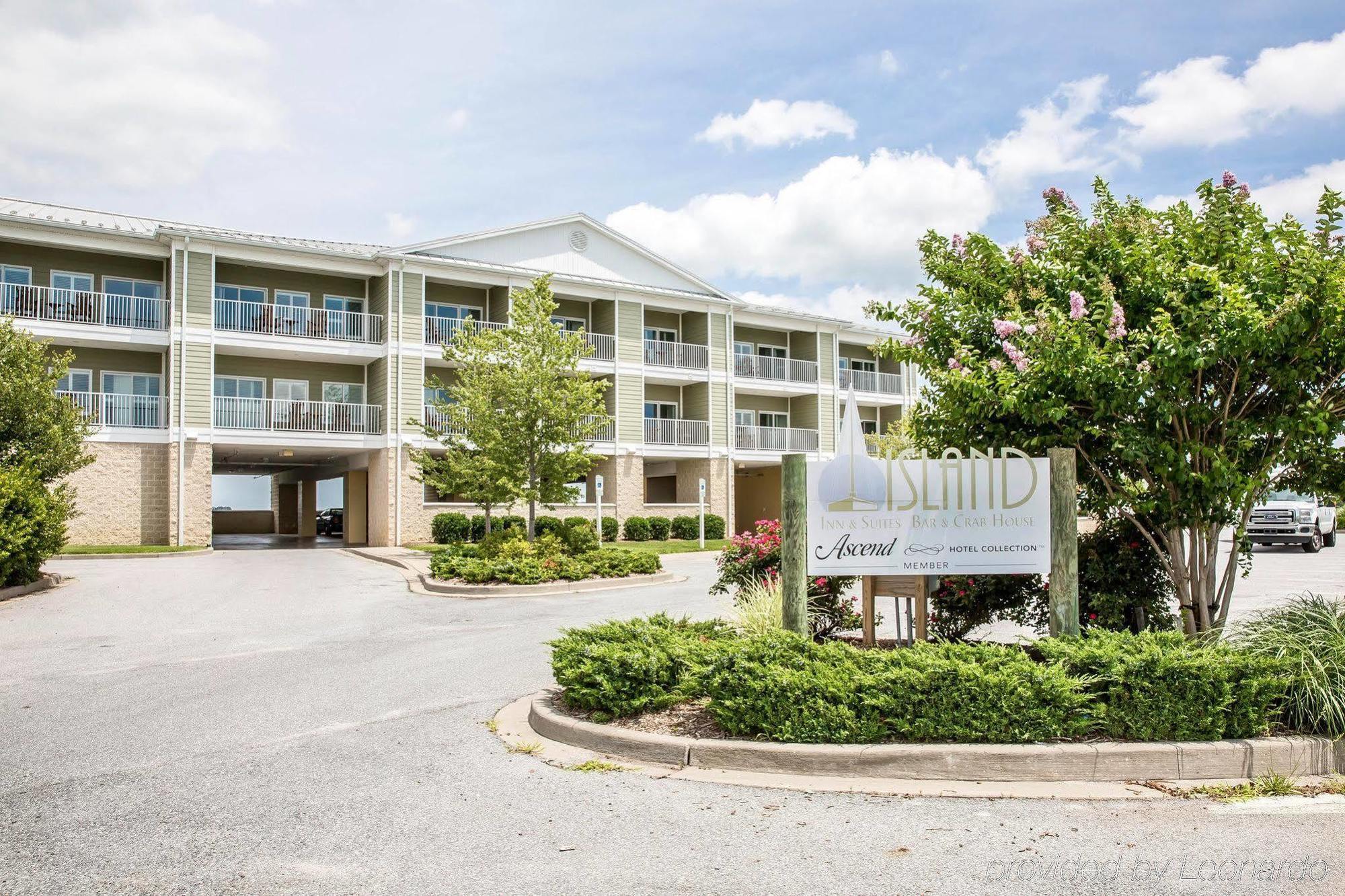 Island Inn & Suites, Ascend Hotel Collection Piney Point Exterior photo