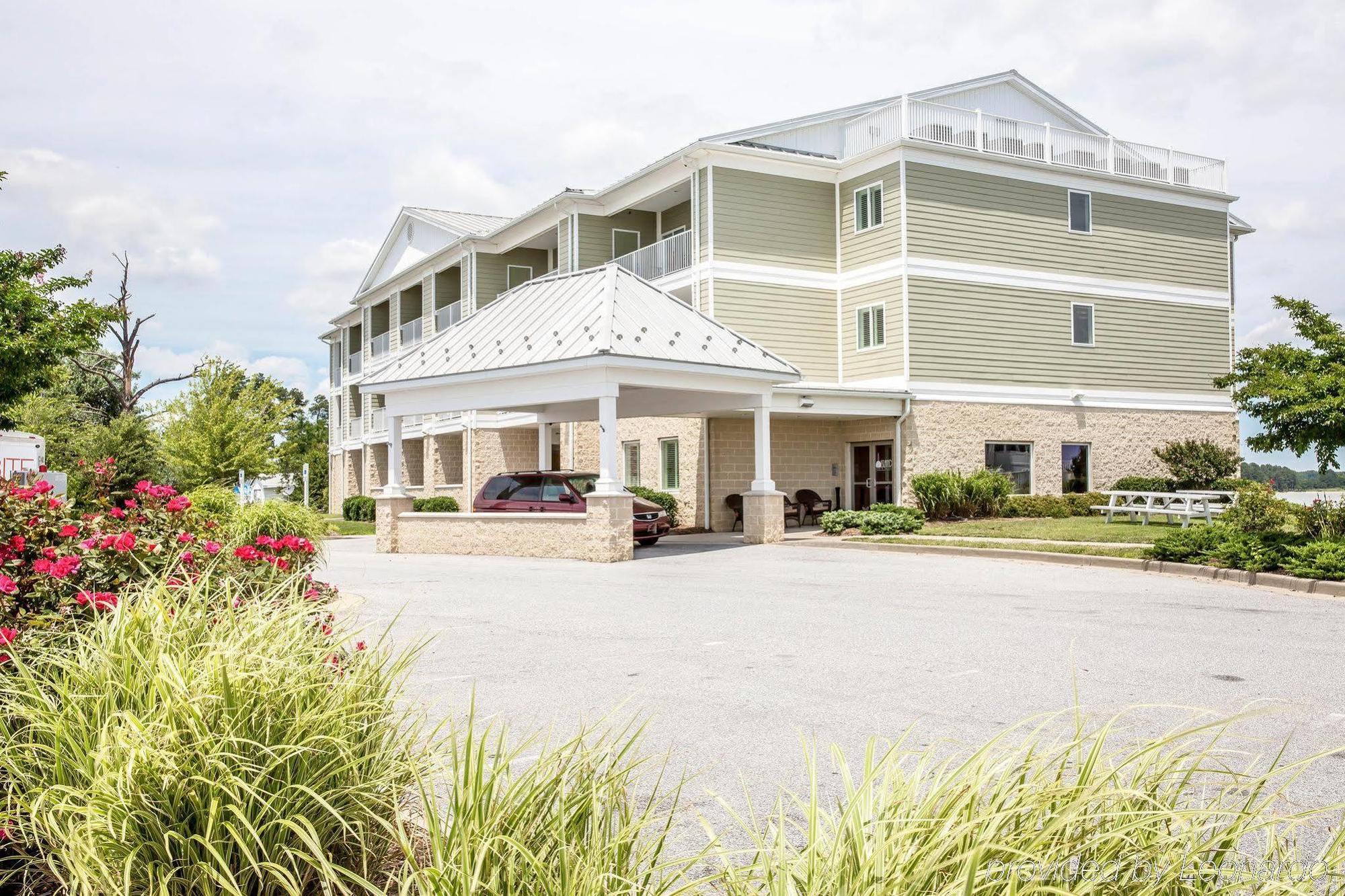 Island Inn & Suites, Ascend Hotel Collection Piney Point Exterior photo